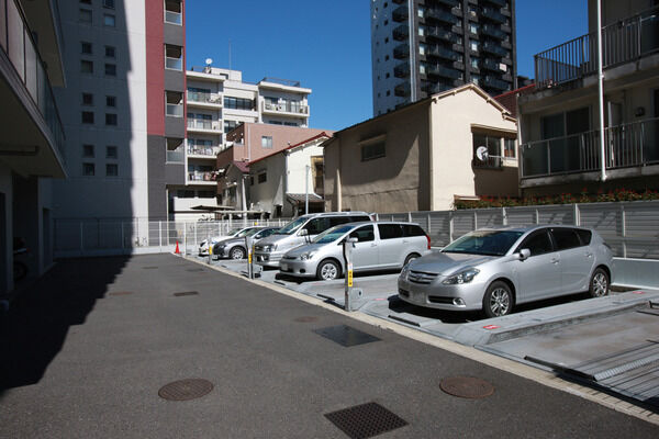 3段の機械式が24台、駐車場は、平面駐車場３台の合計27台分が用意されています。		