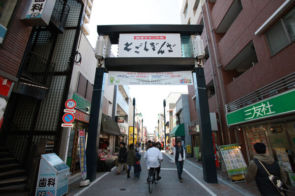 戸越銀座駅近くには、約400店もの店が軒を連ねる「戸越銀座商店街」があります。
