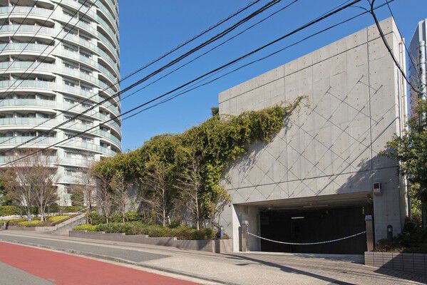 【ドレッセ目黒インプレスタワー】監視カメラを設置しセキュリティにも配慮した130台収容の地下駐車場入り口。		