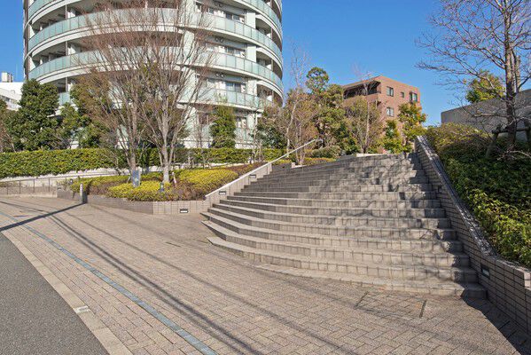 マンション脇には、季節が感じられる、くつろげる庭園スペース。		