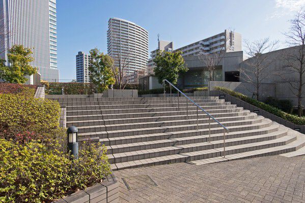 庭園スペースへ上る階段。都心の暮らしの中に、ゆとりが感じられます。		