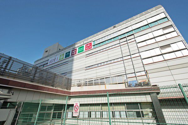 駅直結の「アトレ目黒」は、約400m（徒歩5分）。