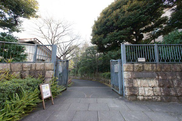 四季折々の花や緑豊かな「池田山公園」まで約1,000m（徒歩13分）。