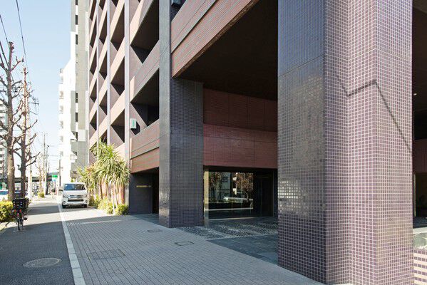 採光性の高いガラスウォールを採用し、明るく開放的なエントランスホールを実現。 採光性の高いガラスウォールを採用し、明るく開放的なエントランスホールを実現。