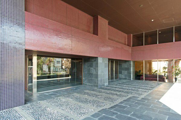 クラシカルなタイルと石の質感がアーティスティックなエントランスサイド。 クラシカルなタイルと石の質感がアーティスティックなエントランスサイド。