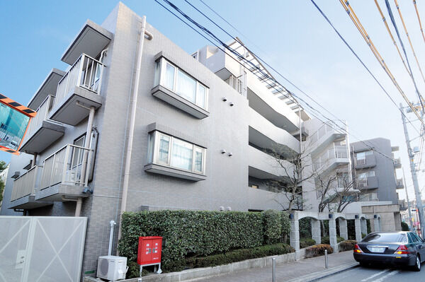 【大井町パークホームズ】インターロッキングブロックが、住まいへの歩みを軽やかにします。