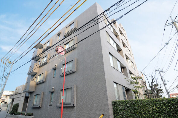 【大井町パークホームズ】見通しの良い開放的な角地に、2棟をＴ字型に配置。