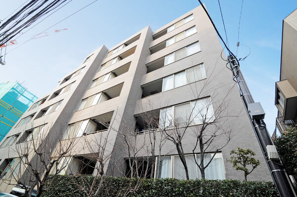 【大井町パークホームズ】採光や通風に配慮し、階段状にセットバックさせた個性的なフォルム。