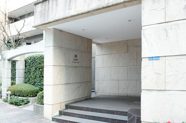 敷地の外周に沿って配した20種以上の花木が、内と外を柔らかく隔てます。