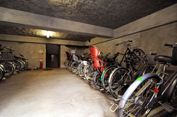 敷地内に設置された自転車駐輪場。