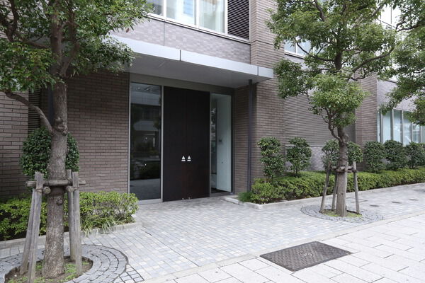 建物東側にもエントランスが位置しています。		