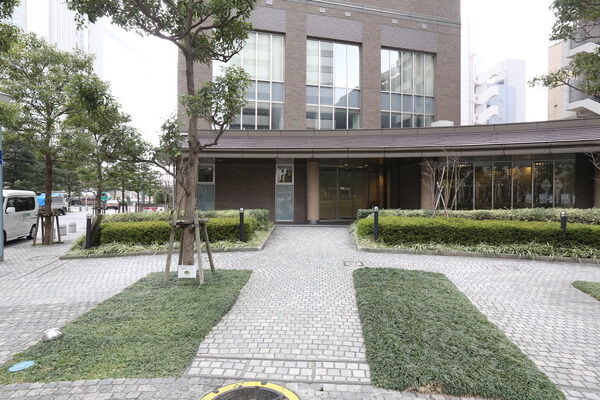 植栽を巧みに配したアプローチが、プライベート空間へ誘います。		