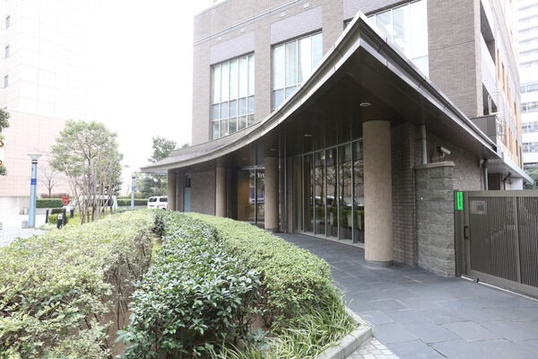 品格とぬくもりを備えた、緩く弧を描くファザード。		