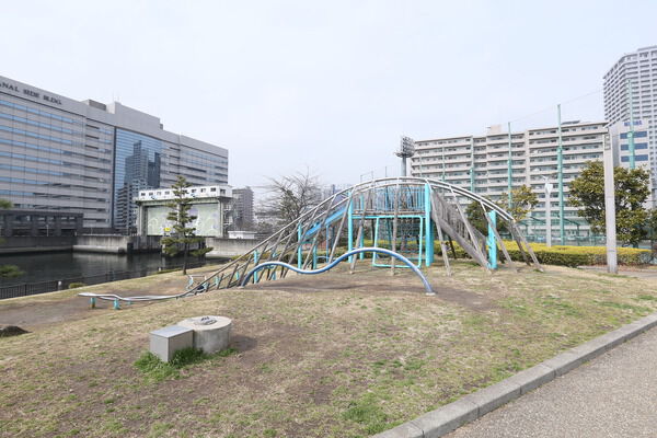 水辺に広がる「品川区立東品川海上公園」まで約500m（徒歩7分）。		