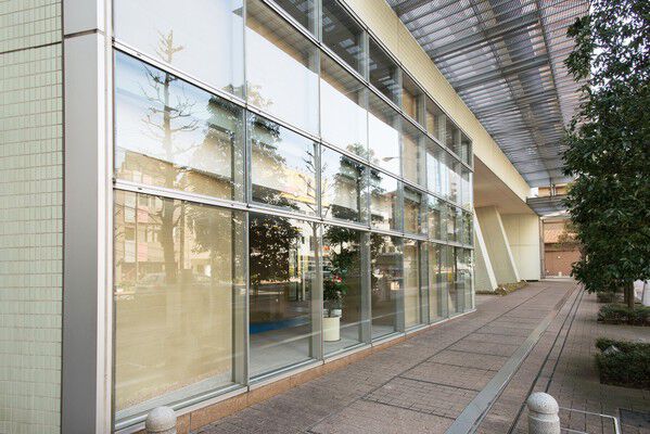 開放感のあるガラス張りのエントランス。		