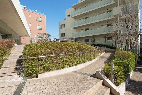 地下駐車場の屋上部に緑鮮やかな植栽を施した「ルーフガーデン」。		