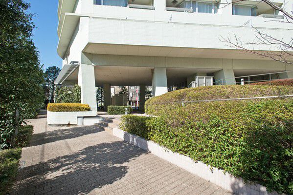 伸びやかな吹き抜けが開放的な「クリスタルウォーク」。		