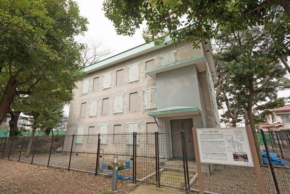 防災機能を備え、豊かな緑を湛えた公園「文庫の森」は約1,400ｍ（徒歩18分）。	