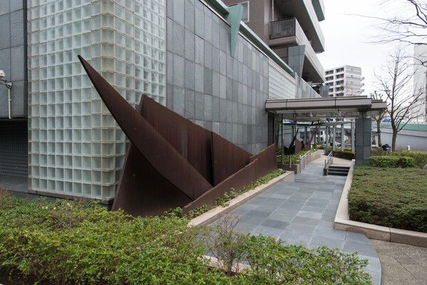 敷地の周りは緑を多く配し、都会の中でゆったり過ごせる場になっています。 敷地の周りは緑を多く配し、都会の中でゆったり過ごせる場になっています。