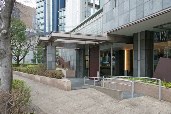 エントランスホールにはクラシックな家具が配され、上質の空間を演出。 エントランスホールにはクラシックな家具が配され、上質の空間を演出。