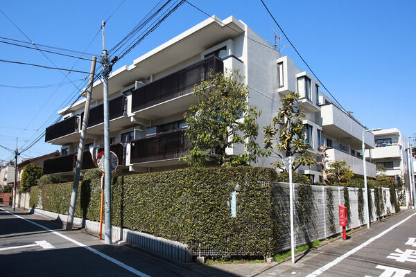 【学芸大学パークホームズ】日差しをたっぷり取り込めるバルコニー。