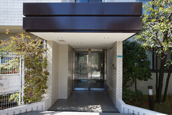 温かく迎え入れるエントランスは24時間安全性を確保するオートロックシステム。