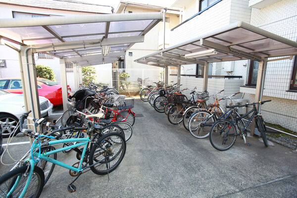 27台収容可能な屋根付きの自転車置場を用意。