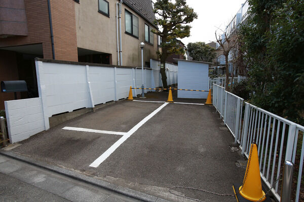 敷地内に5台分の駐車スペースを用意しています。		