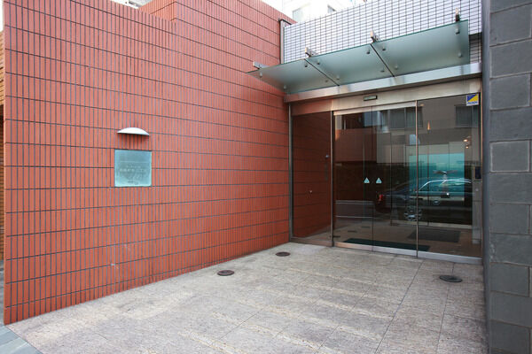 キャノピーは透明感のあるガラスを採用。		