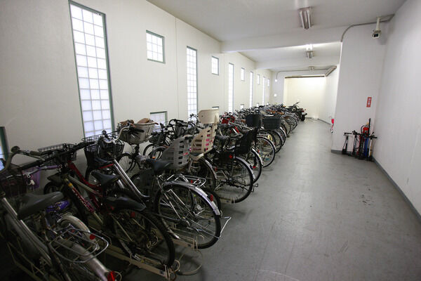 駐輪場は建物内にあり、雨に濡れず安心です。		