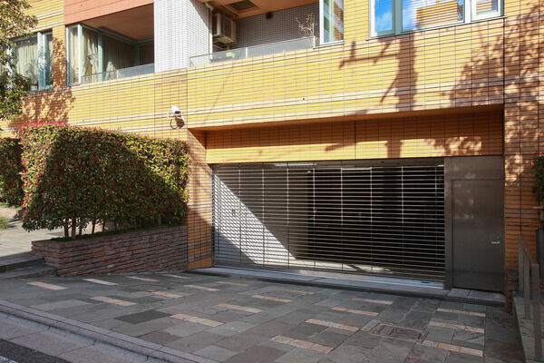 駐車スペースは地下に。リモコンスライドゲートを採用しています。		