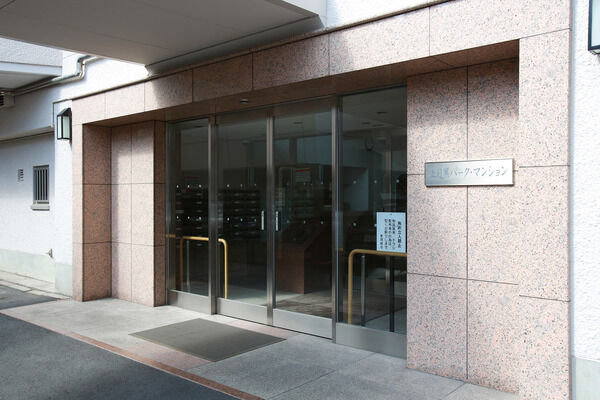 住む人々を温かく迎え入れるエントランス。