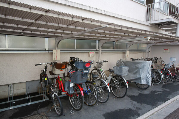 屋根付きの自転車置場を敷地西側に用意。