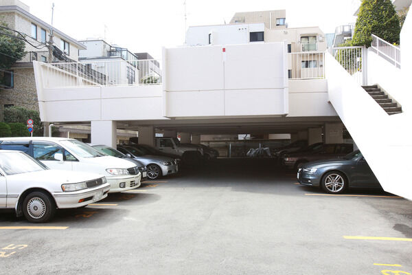 屋根付きと屋根なし駐車場を計42台分確保。