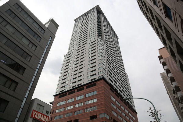 目黒川を挟んでそびえ立つ「クロスエアタワー」は、約290m（徒歩4分）。