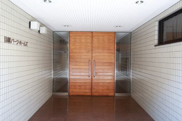 建物の顔であるエントランスがリッチな雰囲気を演出。