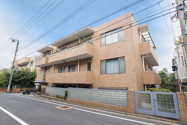 【目黒3丁目パークマンション】閑静な住宅街に佇むレンガ建ての優しいフォルム。