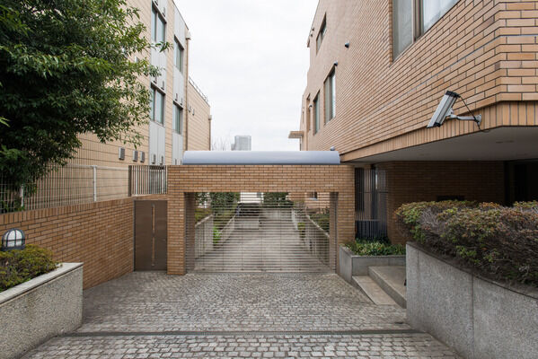 地下駐車場への入り口は電動シャッターで守られています。