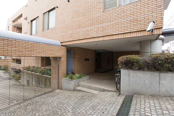 地下駐車場は7台分、自転車置き場は8台分を用意。