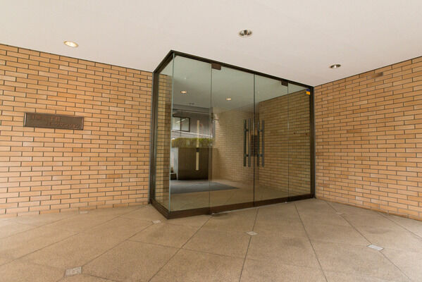 ピロティとガラス張りのエントランスドアが、空間にゆとりを感じさせます。