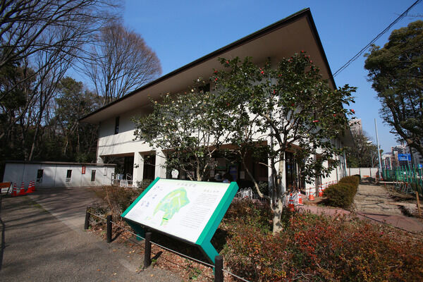 「国立科学博物館附属自然教育園」は、約2,100m（徒歩27分）。