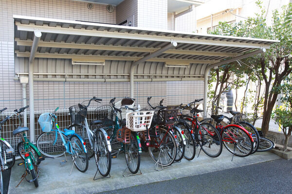 景観に配慮して地下に設置した自転車置場。