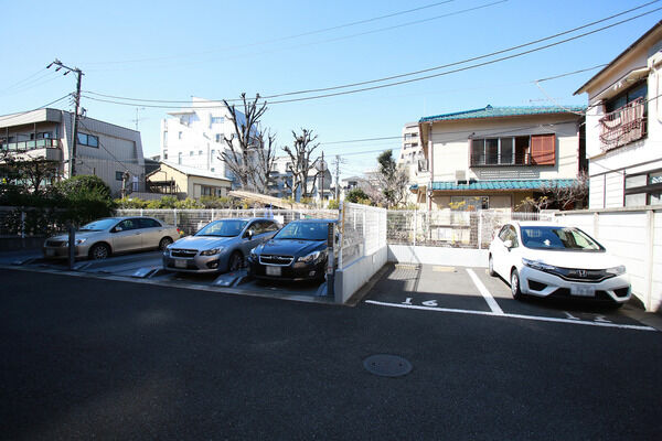 平面駐車場と三段式機械駐車場を採用し、計17台収容。