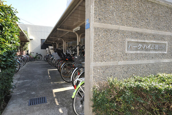 敷地内駐輪場。徒歩圏内には多摩川サイクリングロードも。