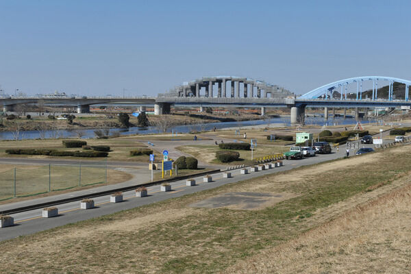 中央広場には遊具もある「多摩川丸子橋緑地」まで約1,200m（徒歩15分）。