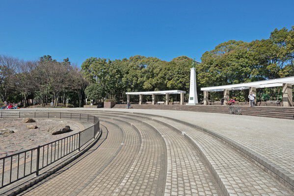 緑ゆたかな「平和の森公園」は、約1,200m（徒歩15分）。		