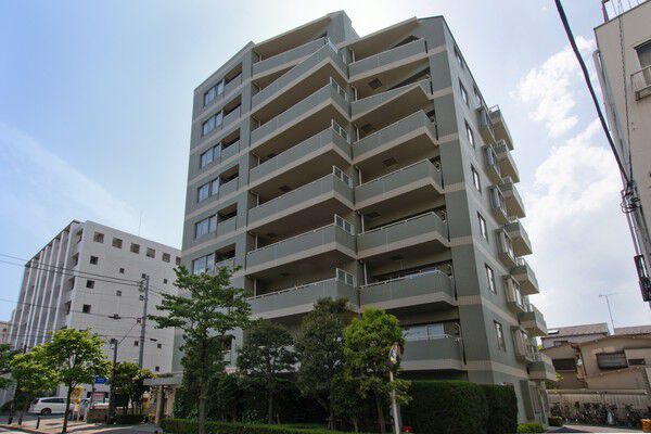 【大森パークホームズグリーンマークコート】洗練されたスタイリッシュなデザインが印象的な外観。		