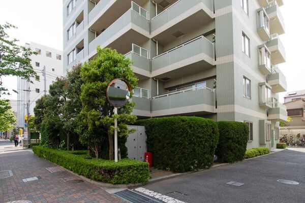 【大森パークホームズグリーンマークコート】敷地内は、豊かな植栽計画が施された住む人と環境にも優しい設計。		