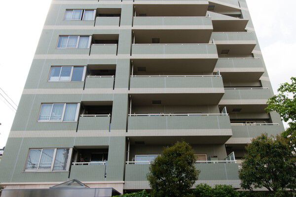 【大森パークホームズグリーンマークコート】上質感のあるタイル外壁は、時を超えて住まう人に満足を与えます。		