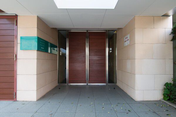 重厚感のある石素材と木目の調和が癒しを与える玄関アプローチ。		